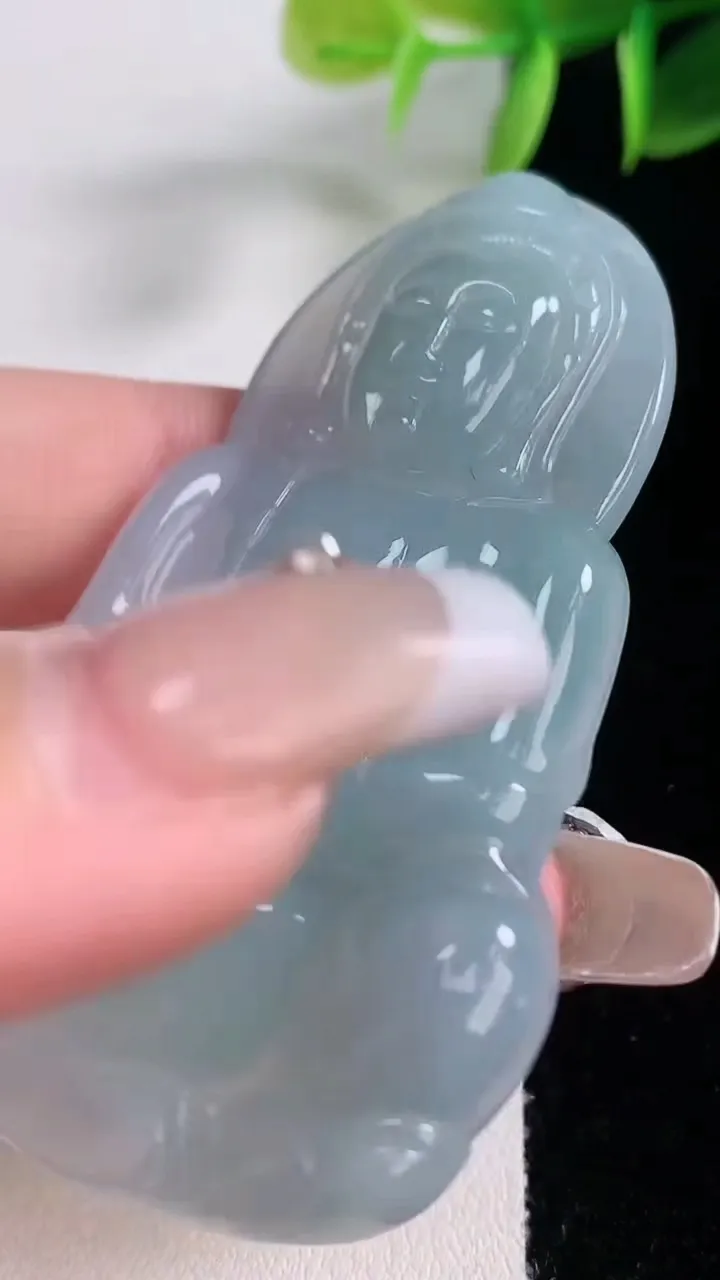 天然A货翡翠观音菩萨吊坠，尺寸63-39-6.2，重量:25.32g
1月5日
