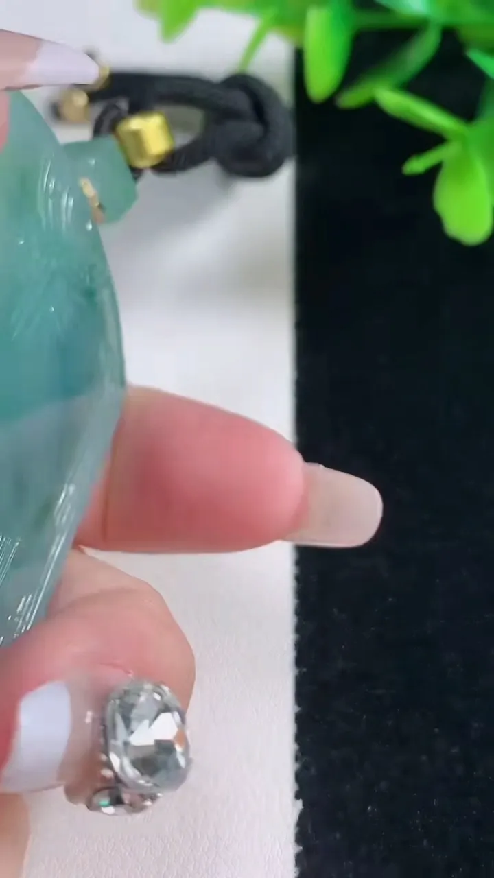 天然A货翡翠种飘花复古龙牌吊坠，尺寸54.6-41-5.5，重量:40.27g
1月5日