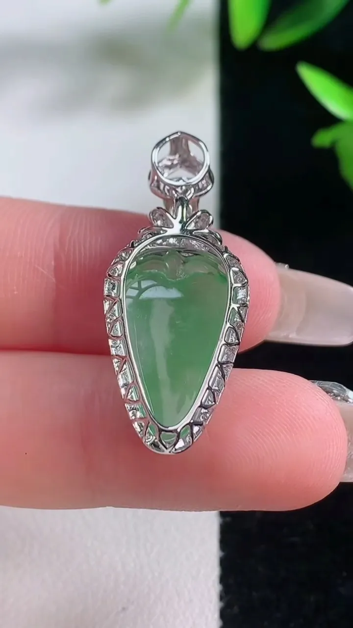 天然A货翡翠福瓜吊坠，尺寸32.2-13.3-7.3，裸石19.7-11.6重量:3.04g
1月5日