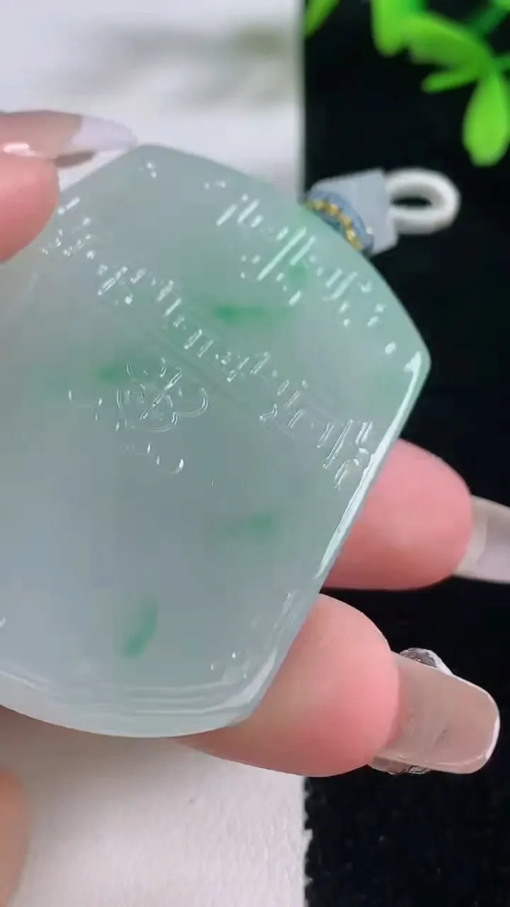 天然A货翡翠仿古无事牌吊坠，尺寸53-40.8-5.8，重量:35.70g
1月5日