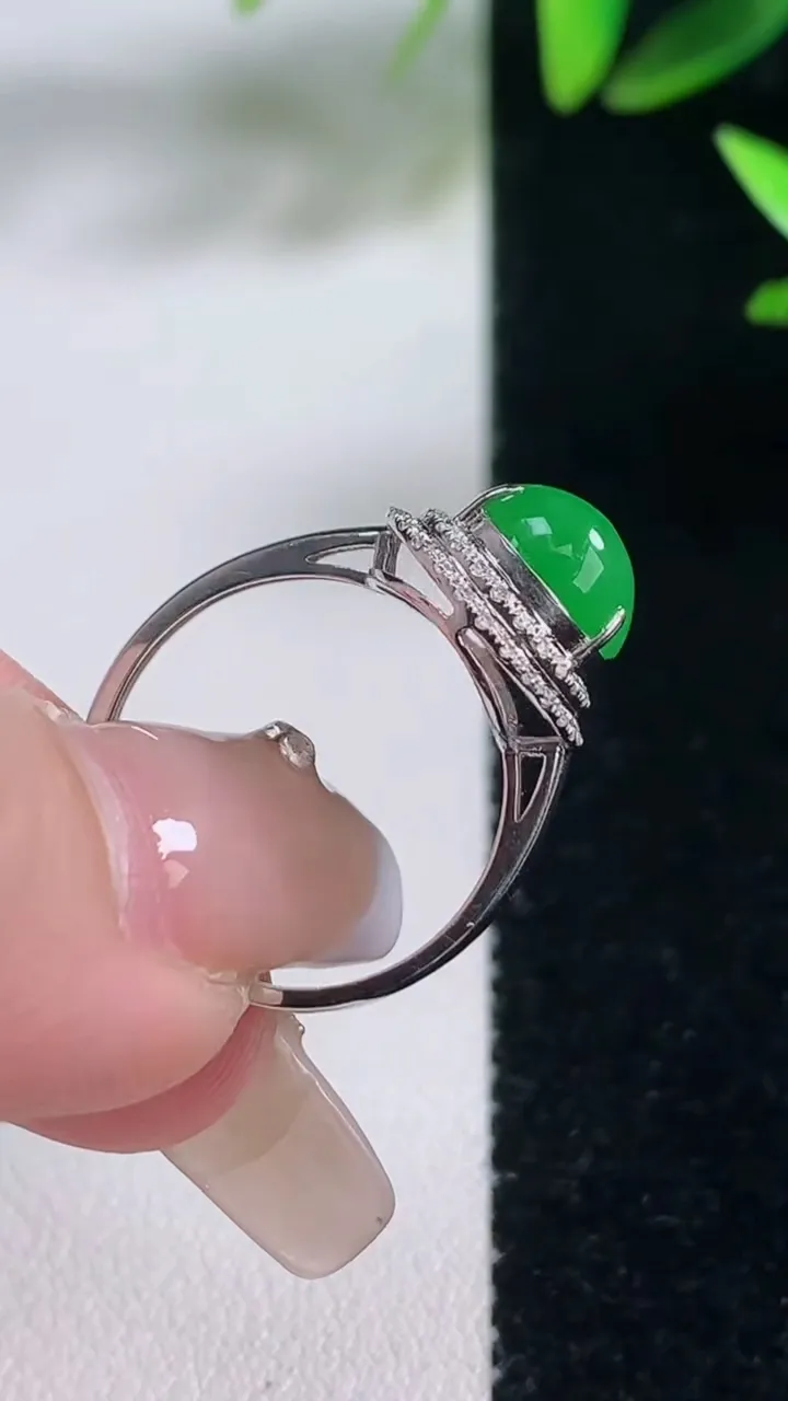 天然A货翡翠葫芦戒指，尺寸17-10-8.2，重量:2.65g2026年1月5日
工厂直销收藏佳品,种好水足，色泽均匀，有种有色，上手高大气！