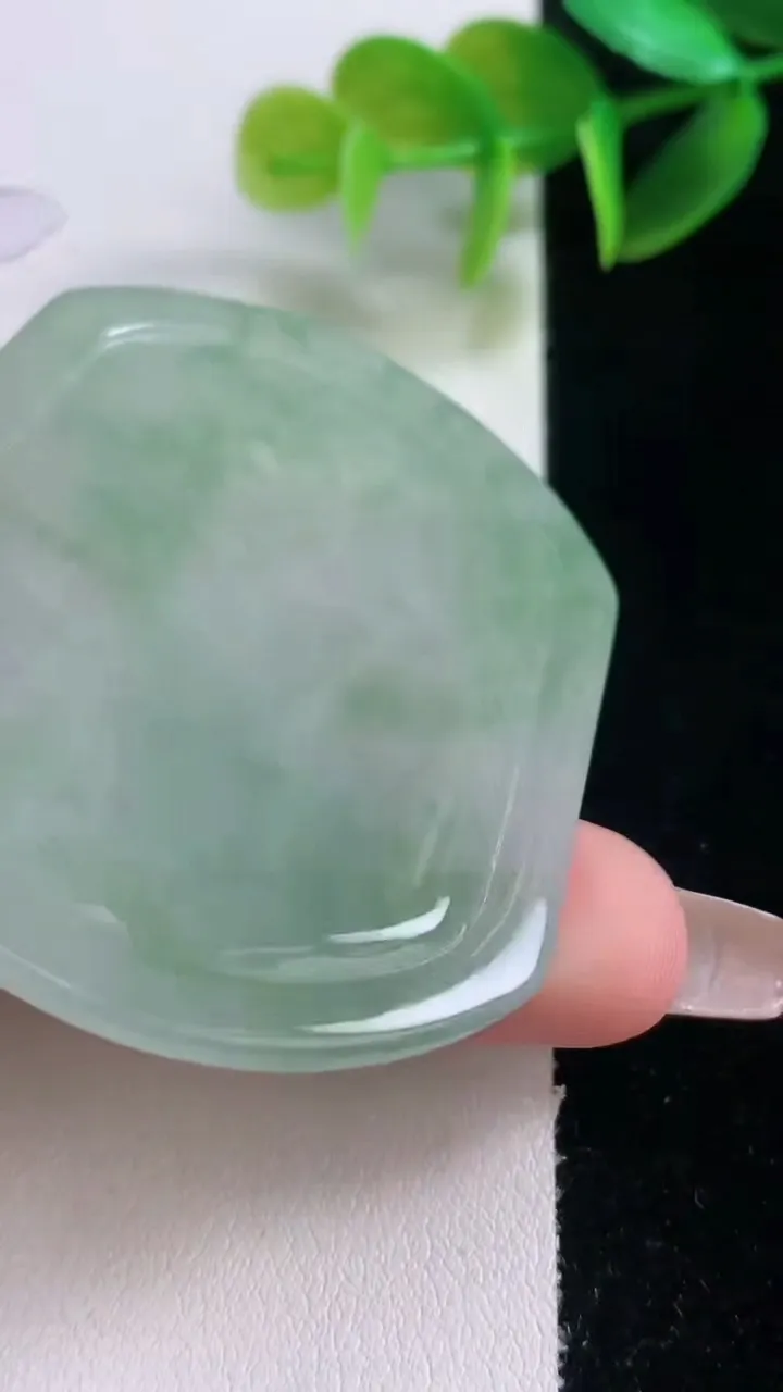 天然A货翡翠生肖鼠吊坠，尺寸53-46-5.5，重量:21.83g
1月5日