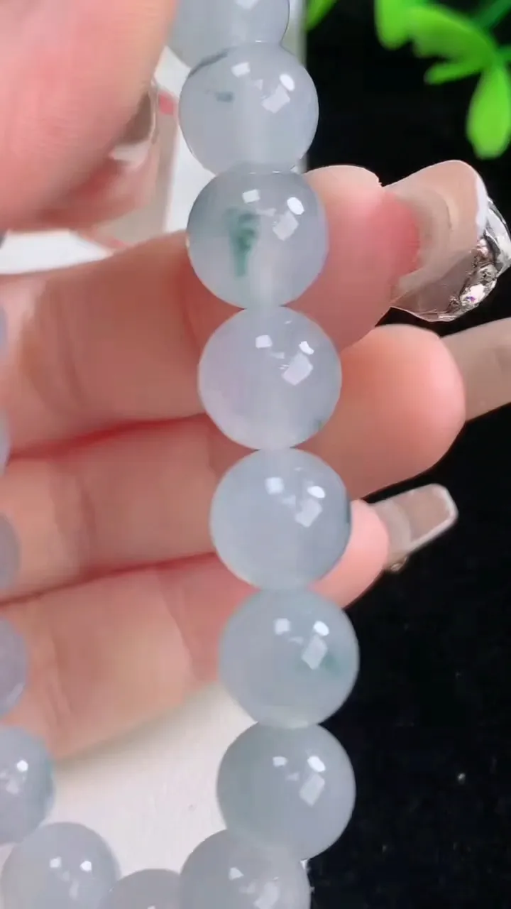 天然A货翡翠种飘花圆珠手串，尺寸10-19颗，重量:32.95g1月5日
工厂直销收藏佳品,种好水足，色泽均匀，有种有色，上手高大气！