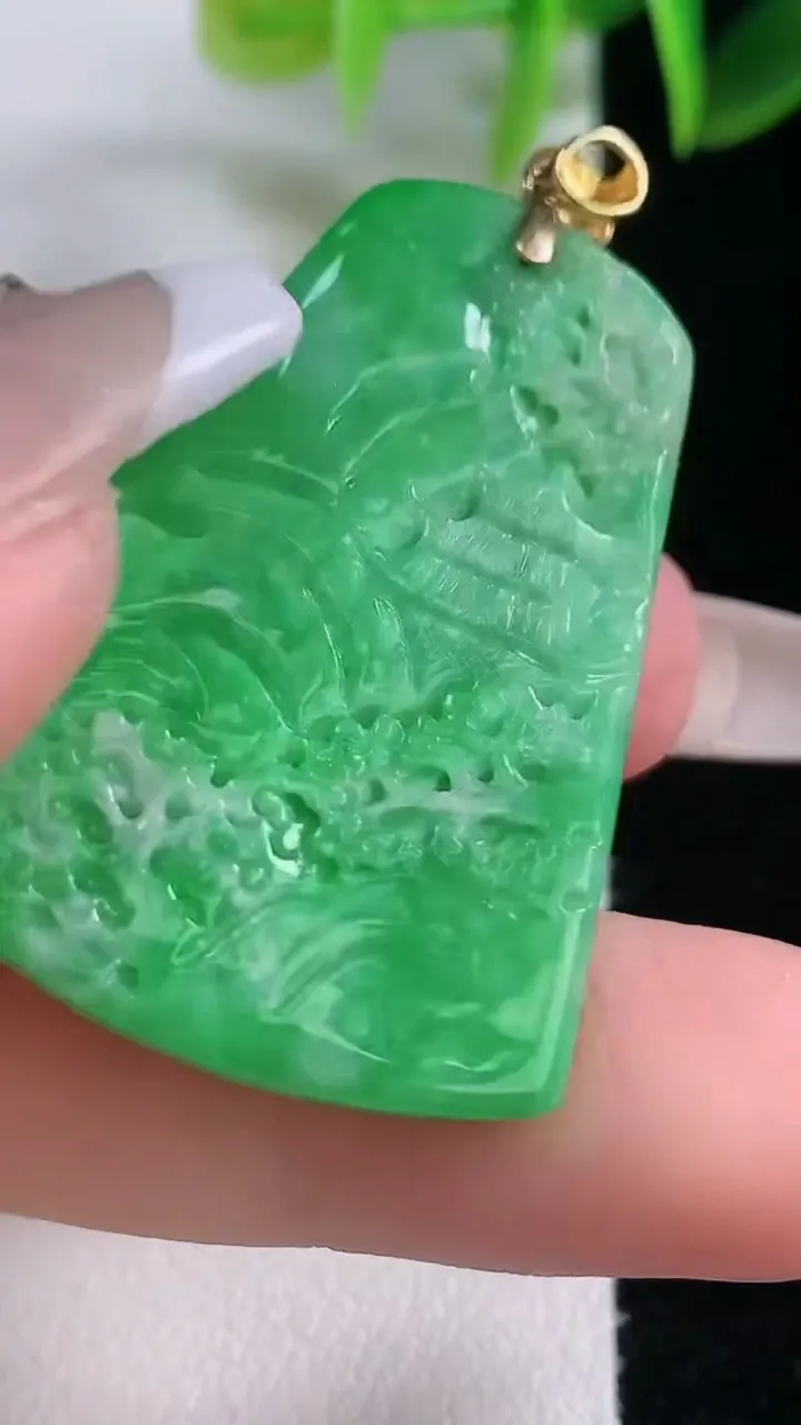 天然A货翡翠山水牌吊坠，尺寸38.3-29-6.6，重量:13.22g
1月5日