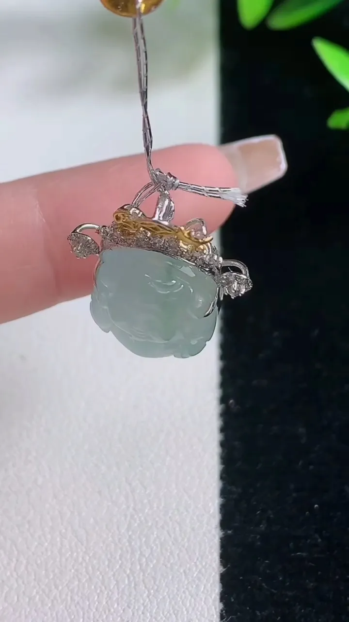天然A货翡翠种飘花财神爷吊坠，尺寸21-15.5-13-8.7，重量:3.52g
1月5日
