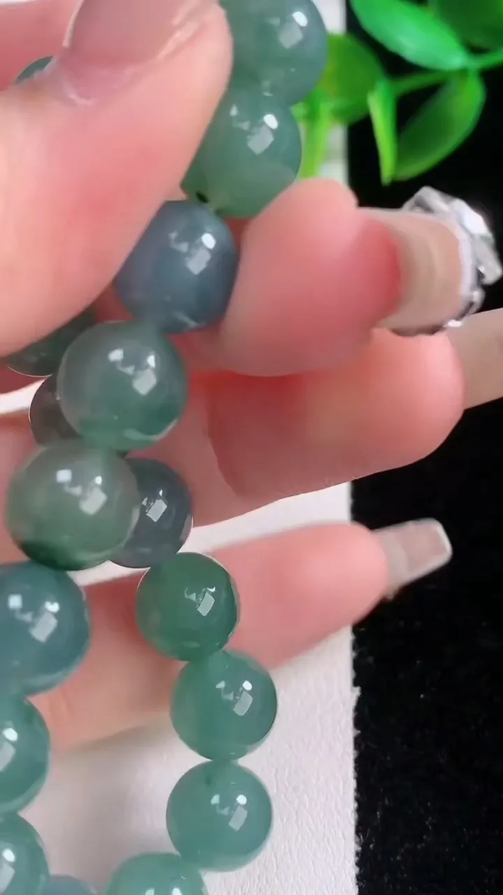 天然A货翡翠飘花圆珠手串，尺寸9.6-20颗，重量:31.85g1月5日
工厂直销收藏佳品,种好水足，色泽均匀，有种有色，上手高大气！