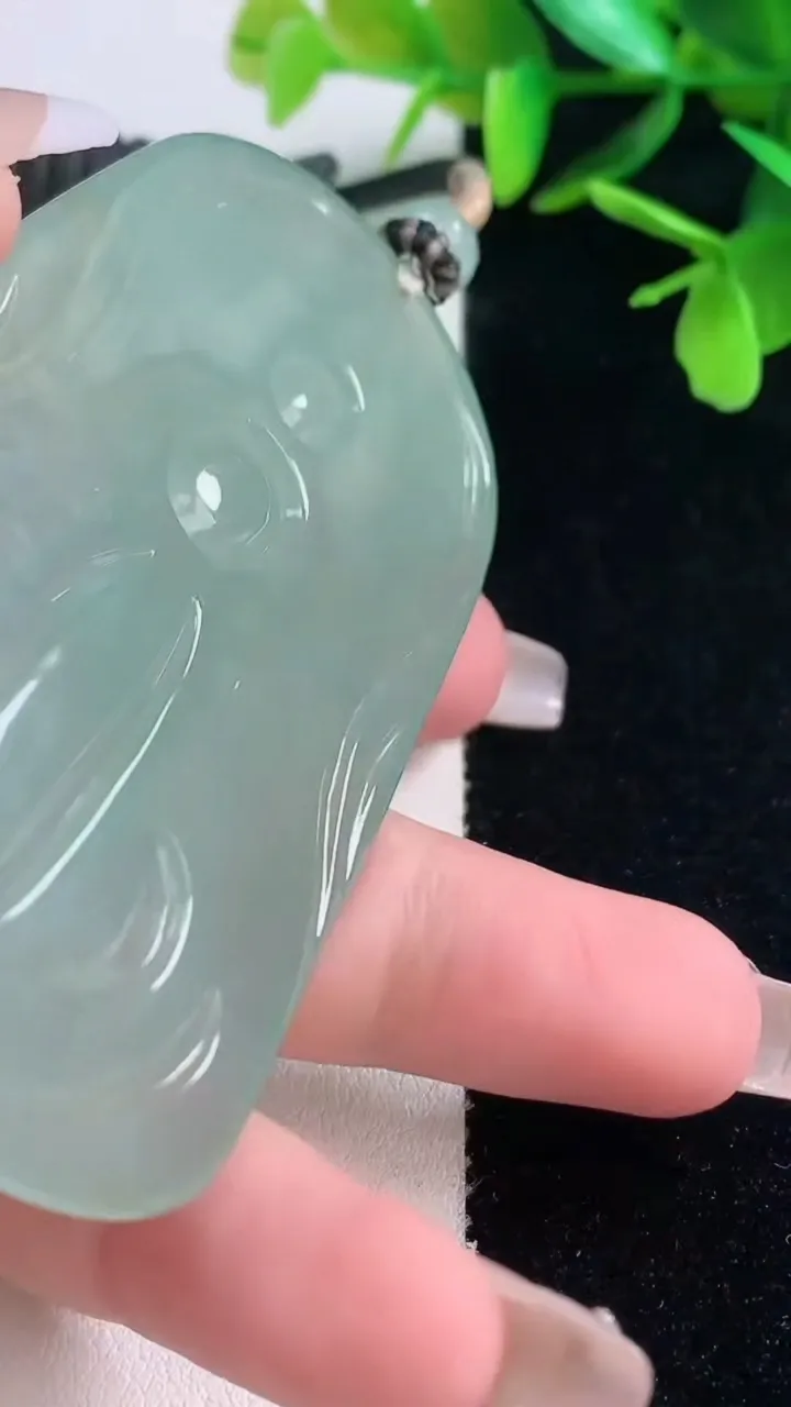 天然A货翡翠千手观音吊坠，尺寸75-46.4-5.5，重量:51.94g
1月5日