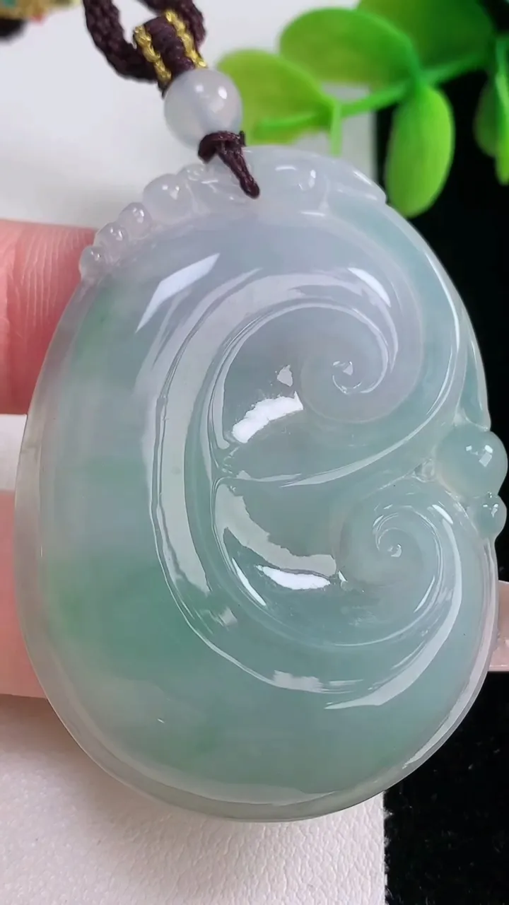 天然A货翡翠如意吊坠，尺寸51-36.3-6.2，重量:24.53g
1月5日