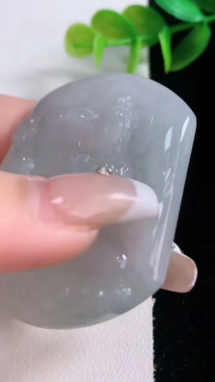 天然A货翡翠观音菩萨吊坠，尺寸53.5-45-5.2，重量:28.54g
1月5日