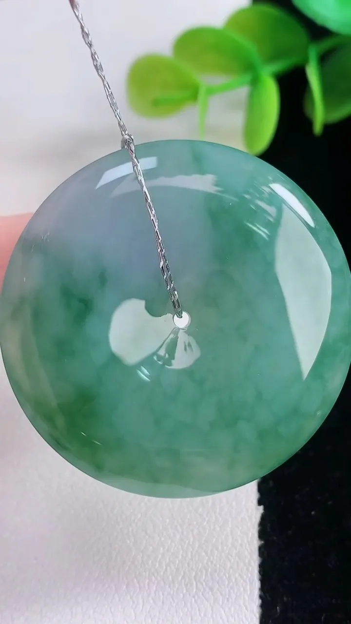 天然A货翡翠冰种飘花平安扣吊坠，尺寸38.7-6，重量:19.50g
1月5日