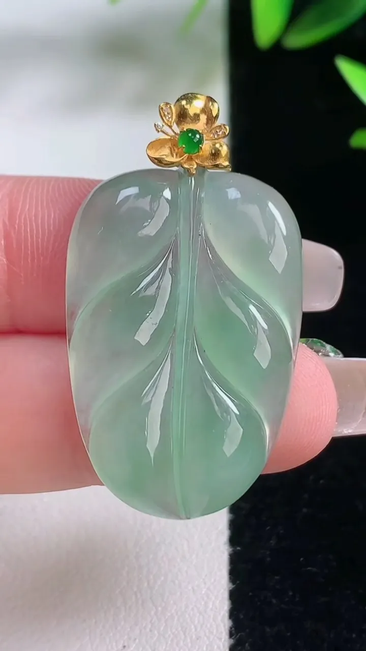 天然A货翡翠金枝玉叶 叶子吊坠，尺寸31.8-21.3-4，重量:6.61g
1月5日