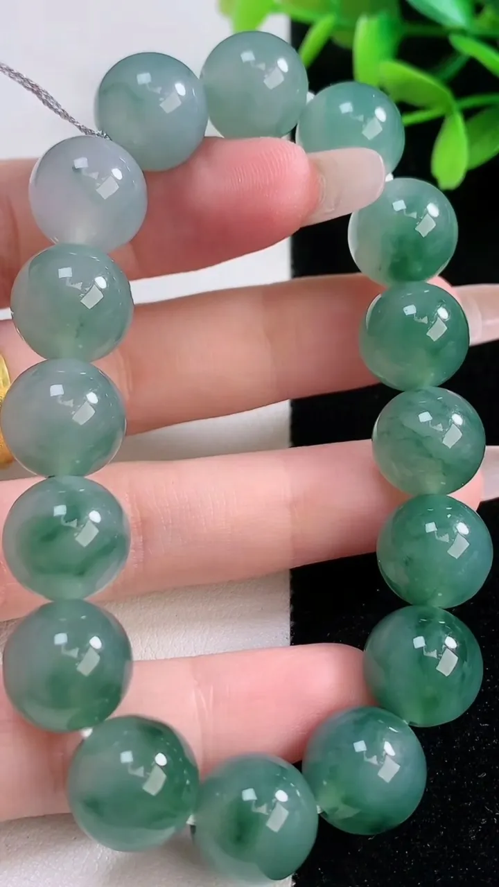 天然A货翡翠种飘花圆珠手串，尺寸12.6-16颗，重量:53.84g1月5日
工厂直销收藏佳品,种好水足，色泽均匀，有种有色，上手高大气！