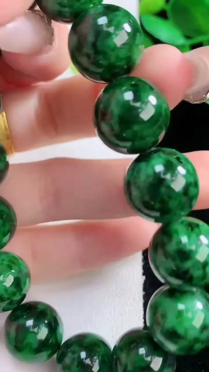 天然A货翡翠圆珠手串，尺寸14-15颗，重量:74.16g1月5日
工厂直销收藏佳品,种好水足，色泽均匀，有种有色，上手高大气！