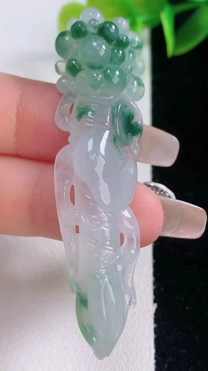 天然A货翡翠冰种飘花人参如意吊坠，尺寸61.8-15.3-8.3，重量:10.76g
1月5日