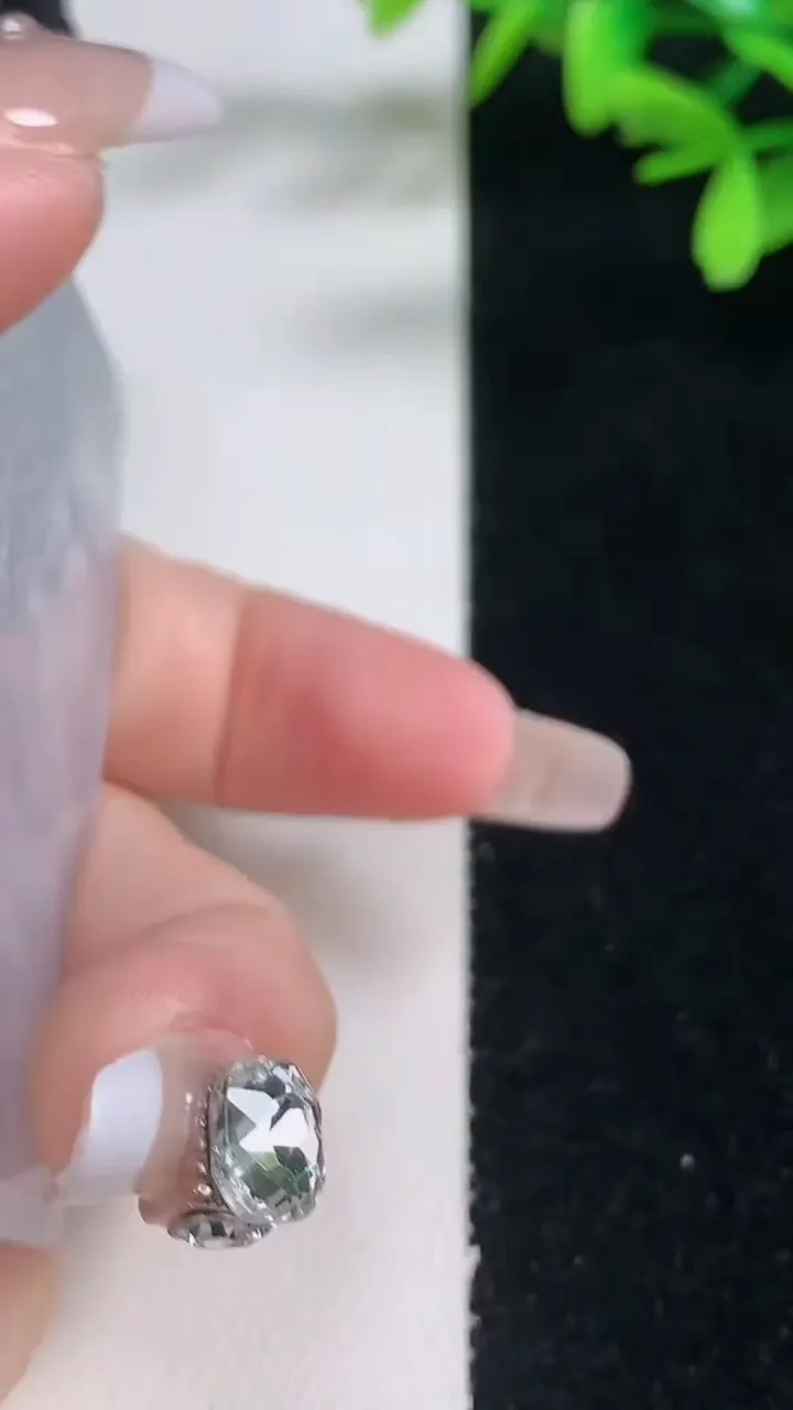 天然A货翡翠种白冰普贤菩萨吊坠，尺寸64.4-43.4-5.3，重量:41.50g
1月5日