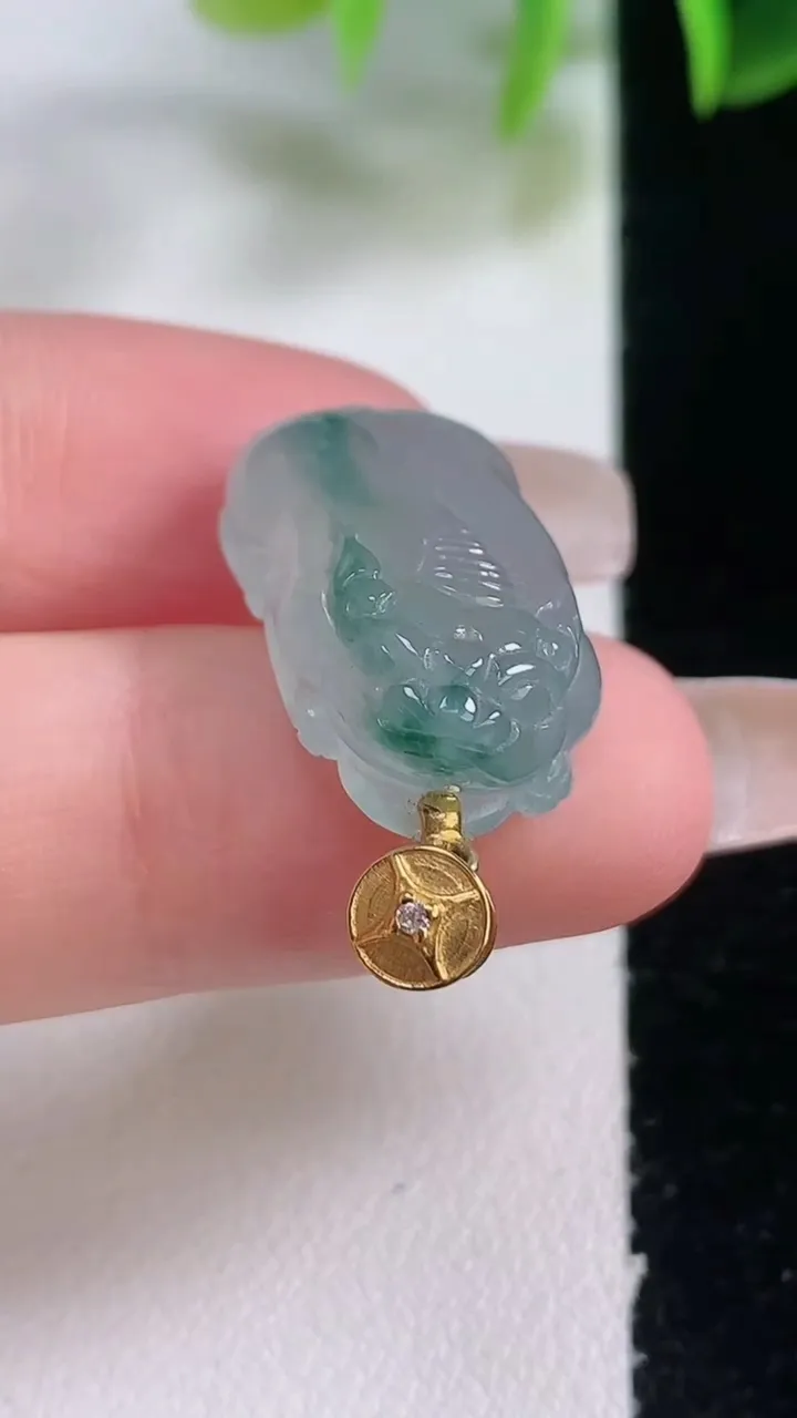 天然A货翡翠种飘花貔貅吊坠，尺寸21.4-12.5-7.5，重量:5.10g
1月5日