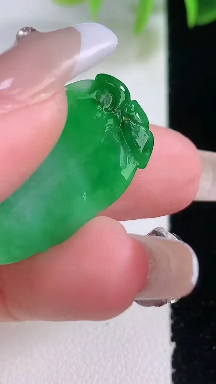 天然A货翡翠金枝玉叶 叶子吊坠，尺寸29.3-14.8-3，重量:3.00g
1月5日