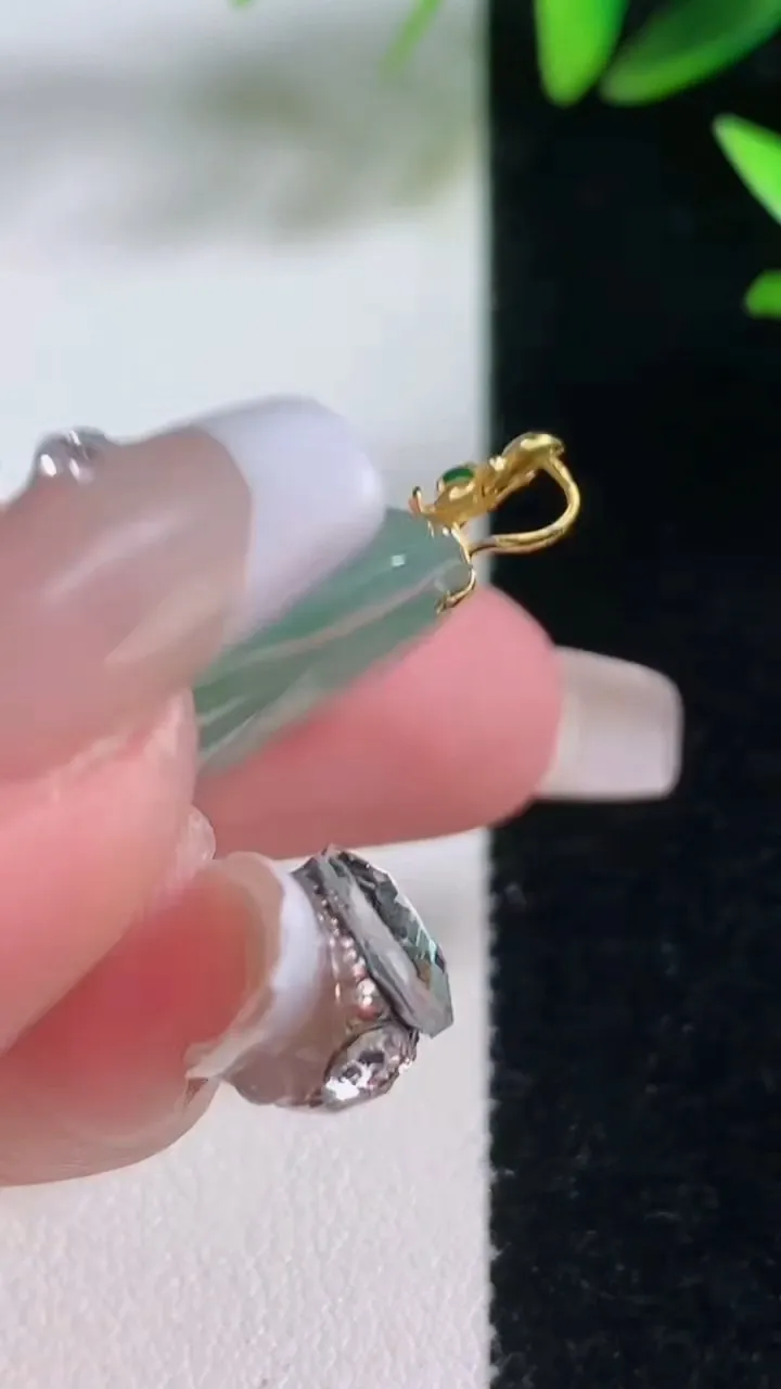 天然A货翡翠金枝玉叶 叶子吊坠，尺寸31.8-21.3-4，重量:6.61g
1月5日