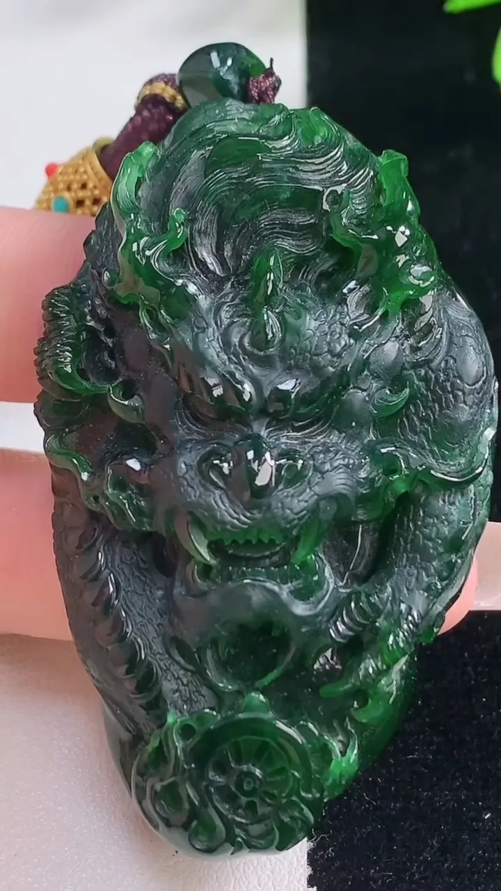 天然A货翡翠龙牌吊坠，尺寸59.6-37-12.7，重量:49.85g
1月5日