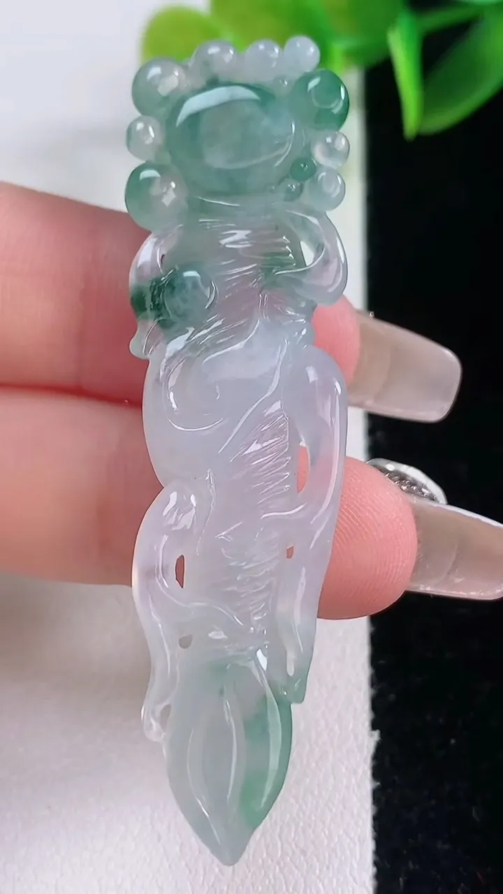 天然A货翡翠冰种飘花人参如意吊坠，尺寸61.8-15.3-8.3，重量:10.76g
1月5日