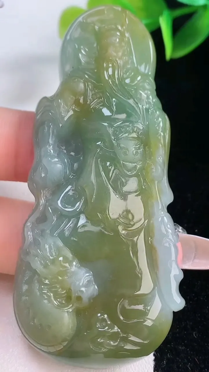 天然A货翡翠双彩御龙关公吊坠，尺寸74.6-32.4-9，重量:40.15g
1月5日