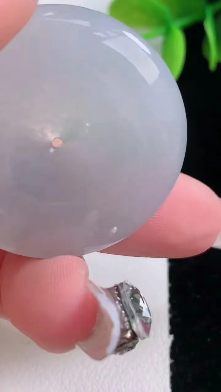 天然A货翡翠平安扣吊坠，尺寸35.2-5.4，重量:14.93g
1月5日