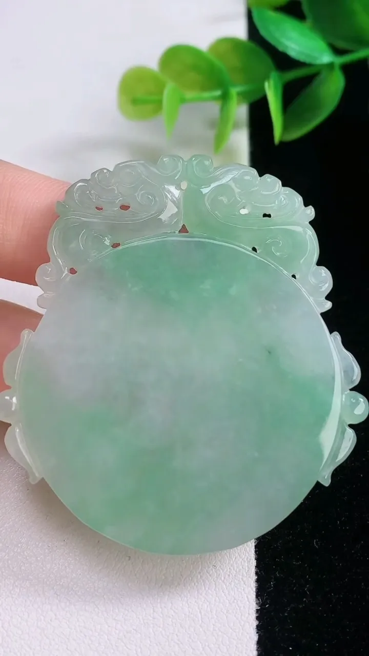 天然A货翡翠复古龙牌吊坠，尺寸54.6-51.3-3.6，重量:23.34g
1月5日