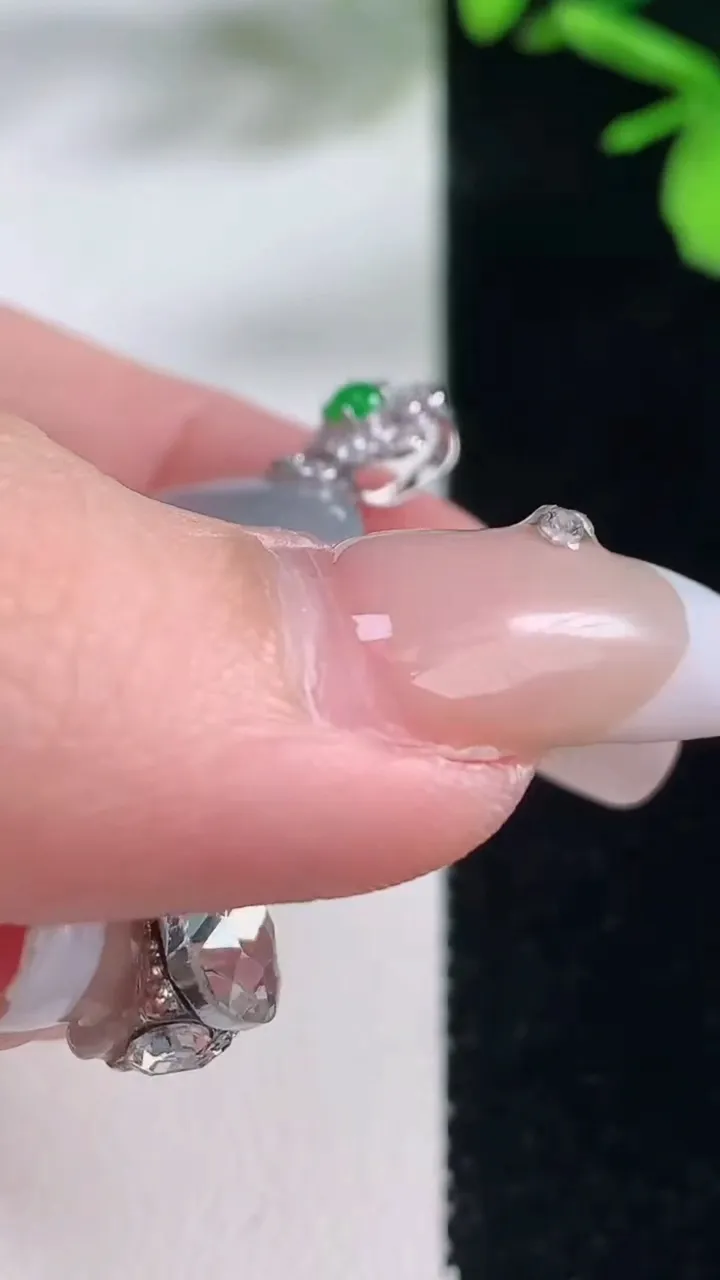 天然A货翡翠种飘花平安扣吊坠，尺寸29.2-4.7，重量:6.72g
1月5日