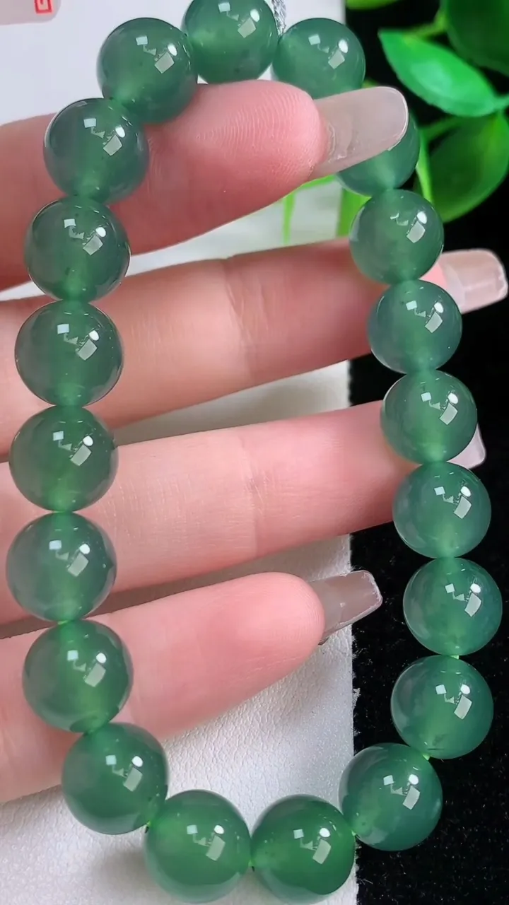 天然A货翡翠圆珠手串，尺寸9.8-20颗，重量:33.13g1月5日
工厂直销收藏佳品,种好水足，色泽均匀，有种有色，上手高大气！