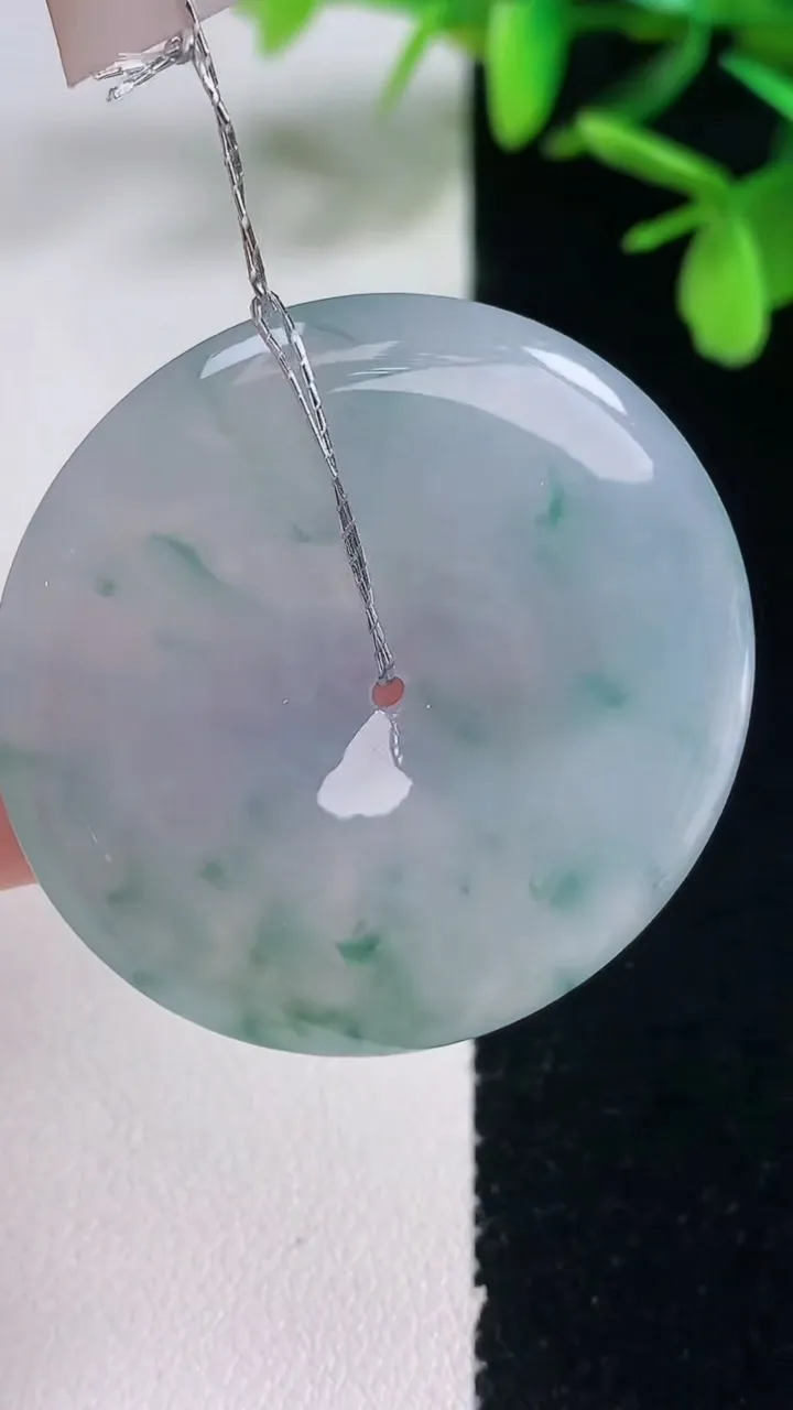 天然A货翡翠种飘花平安扣吊坠，尺寸39-5.5，重量:18.78g
1月5日