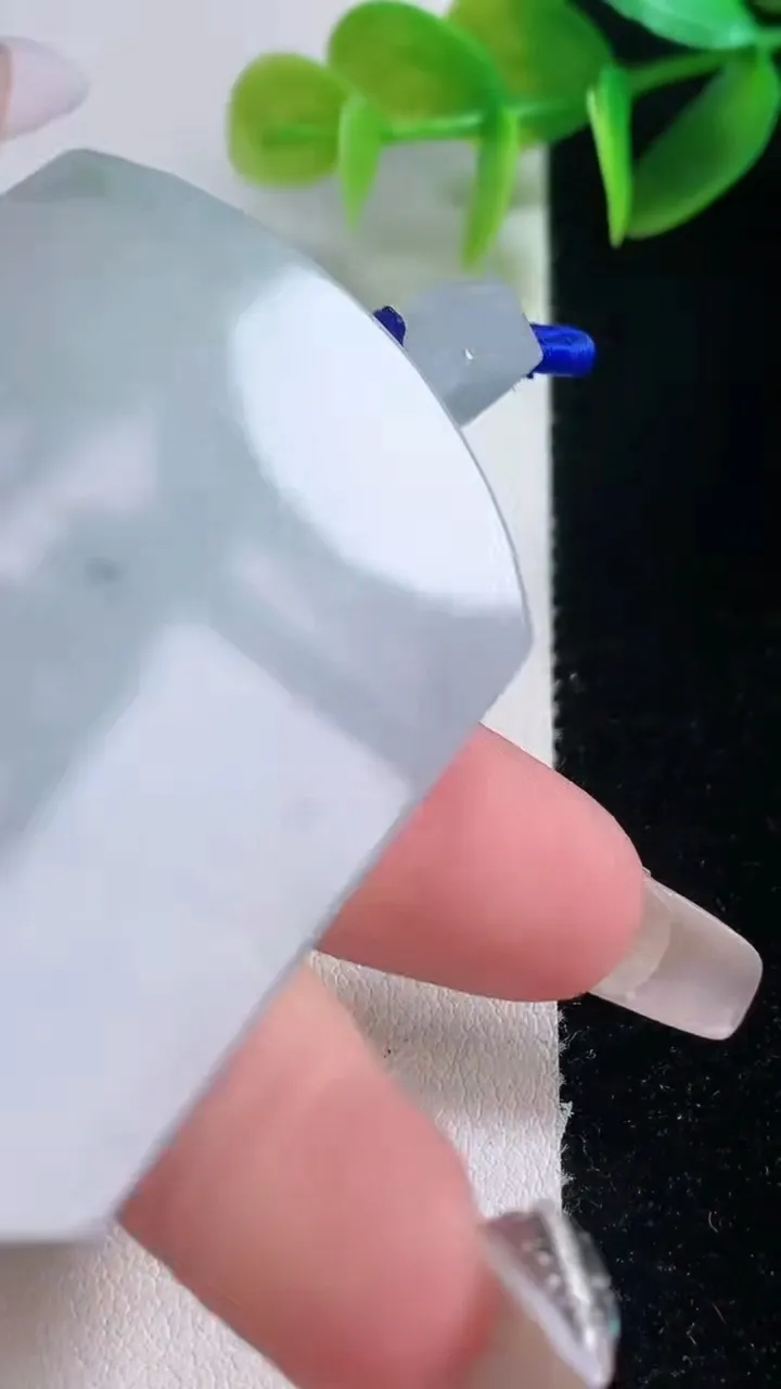 天然A货翡翠冰种飘花无事牌吊坠，尺寸54.4-39.3-6，重量:40.16g
1月5日