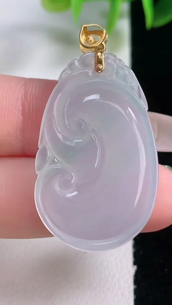 天然A货翡翠如意吊坠，尺寸33.6-20.8-3.7，重量:4.83g
1月5日