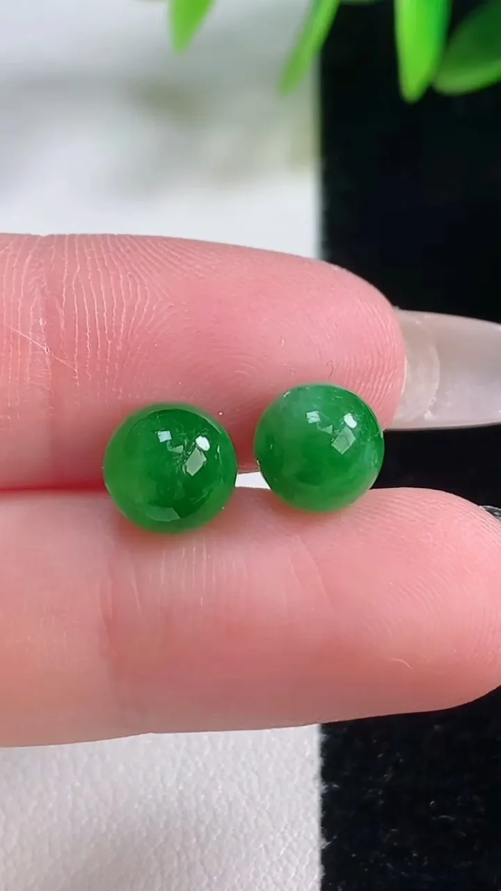 天然A货翡翠圆珠镶嵌件一对，尺寸7.8，重量:2.17g
1月5日
