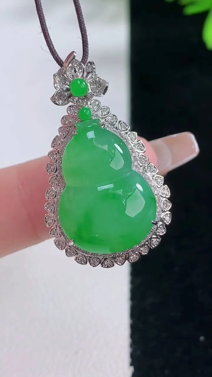 天然A货翡翠葫芦吊坠，尺寸31.8-18.5-10.8，裸石18.9-13.6重量:5.10g
1月