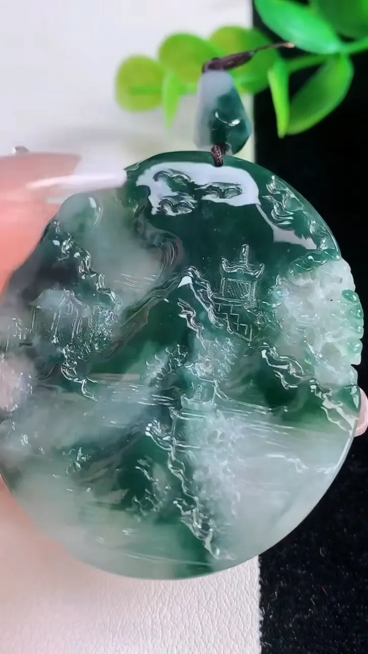 天然A货翡翠牌吊坠，尺寸52-44.6-5.6，重量:27.34g
1月5日