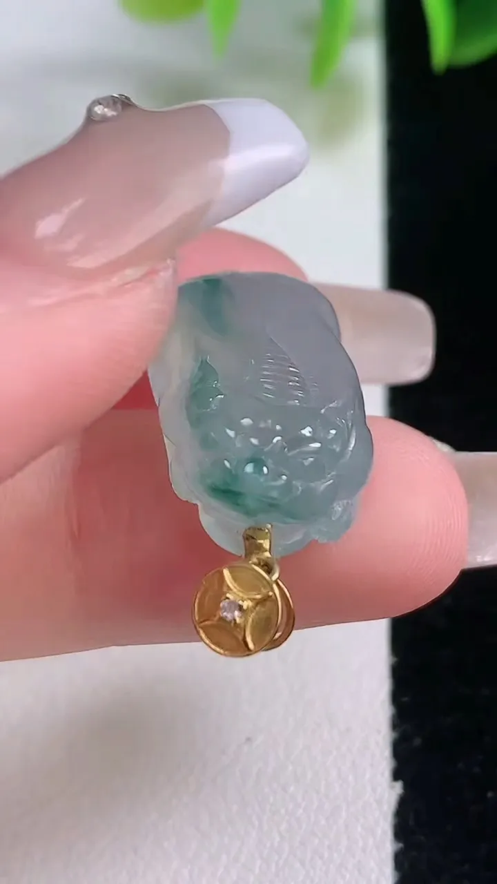 天然A货翡翠种飘花貔貅吊坠，尺寸21.4-12.5-7.5，重量:5.10g
1月5日