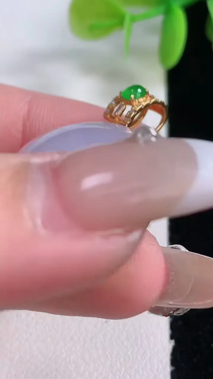 天然A货翡翠18K金紫罗兰蛋面吊坠，尺寸25-11.6，重量:11.39g
1月5日