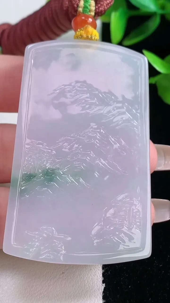 天然A货翡翠冰种春带彩紫罗兰山水牌吊坠，尺寸58-36.4-4.6，重量:36.76g
1月5日