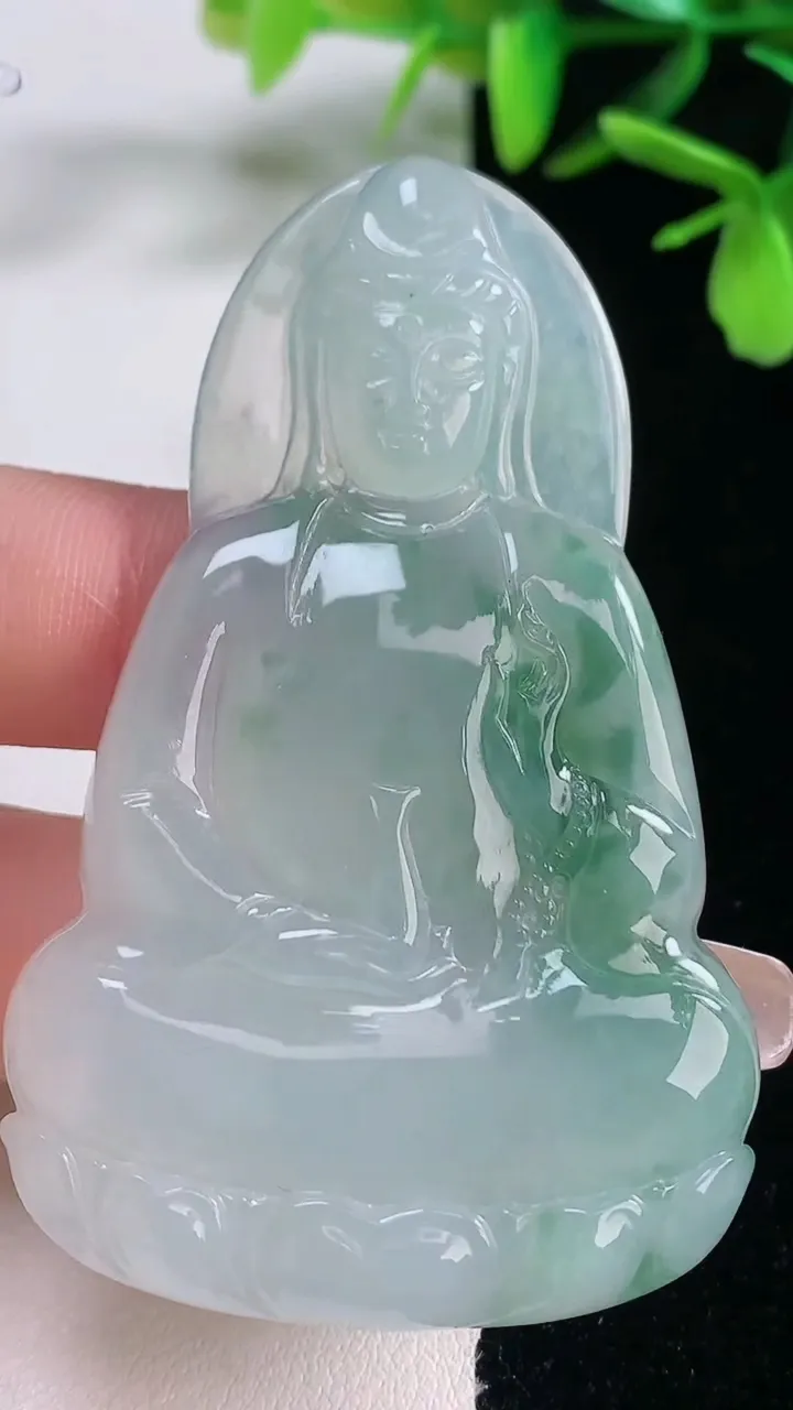 天然A货翡翠种飘花观音菩萨吊坠，尺寸64-39.5-5.2，重量:25.13g
1月5日