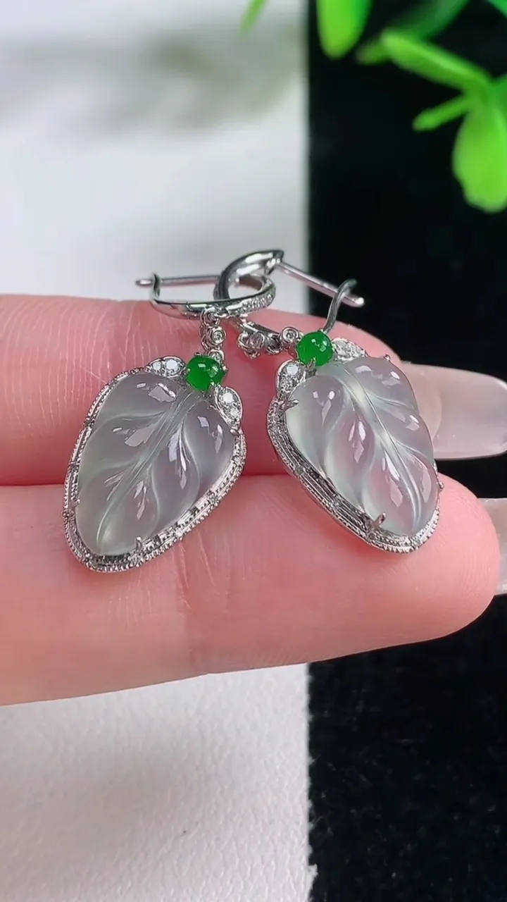 天然A货翡翠种白冰金枝玉叶 叶子耳坠，尺寸13.4-9.8-5.4，重量:4.38g
1月5日