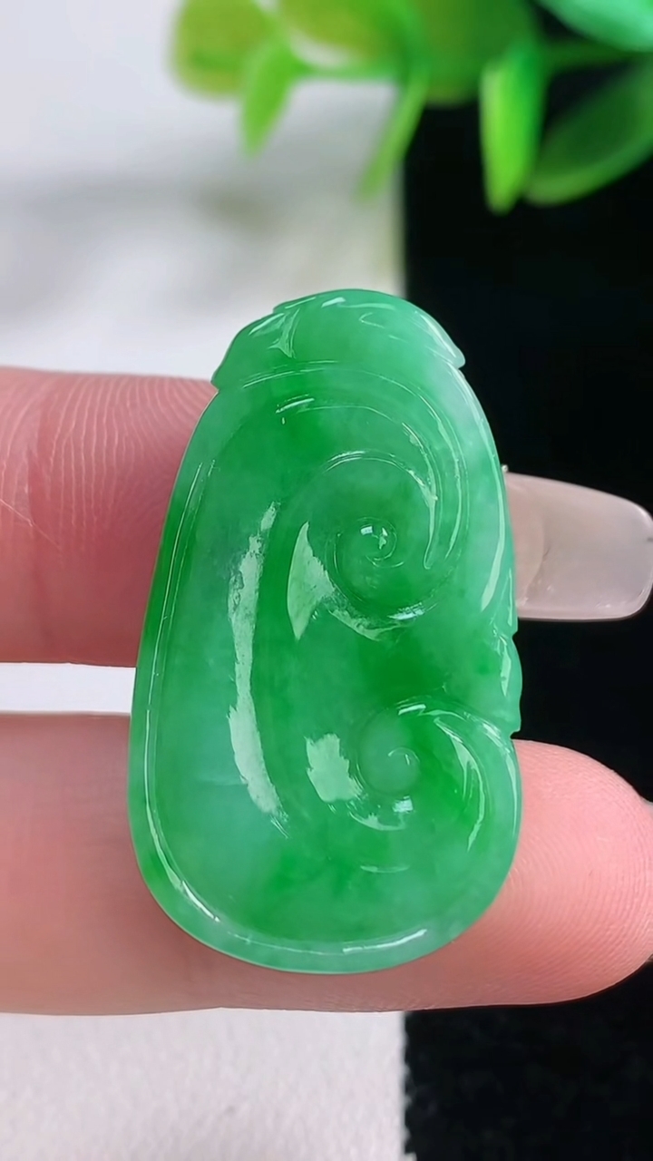 天然A货翡翠如意吊坠，尺寸32.5-18.7-4.9，重量:6.52g
1月5日