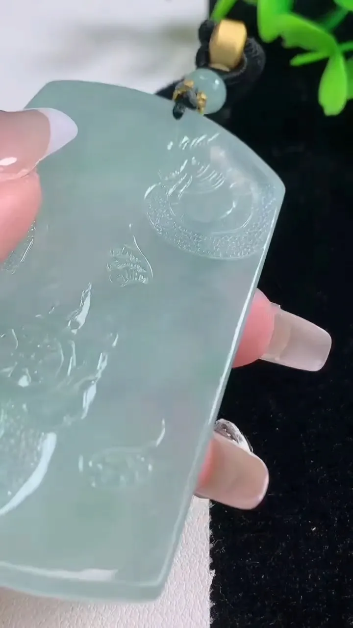 天然A货翡翠御龙大势至菩萨吊坠，尺寸71-45.8-5.8，重量:46.96g
1月5日