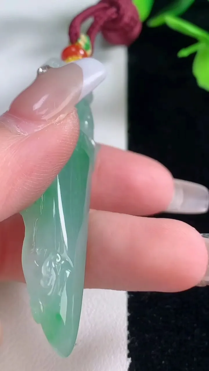 天然A货翡翠龙牙吊坠，尺寸60.5-19.7-10.6，重量:22.77g
1月5日