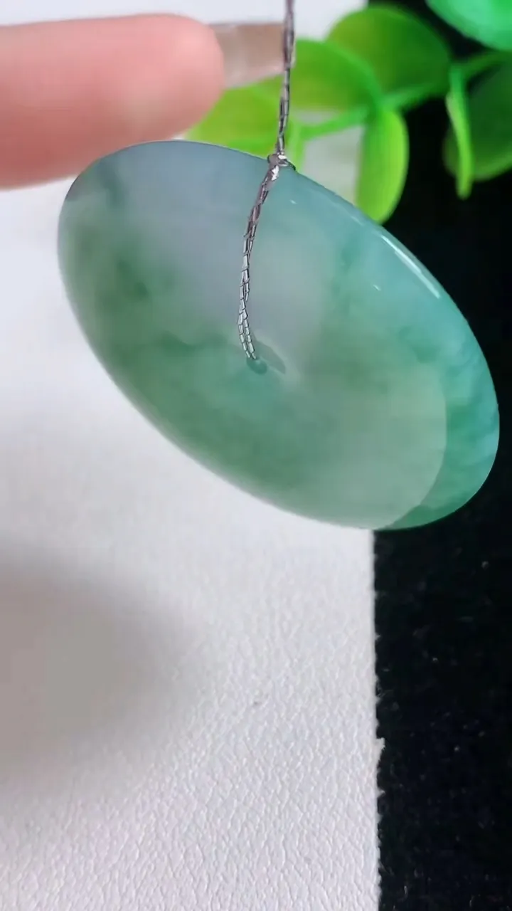 天然A货翡翠冰种飘花平安扣吊坠，尺寸38.7-6，重量:19.50g
1月5日