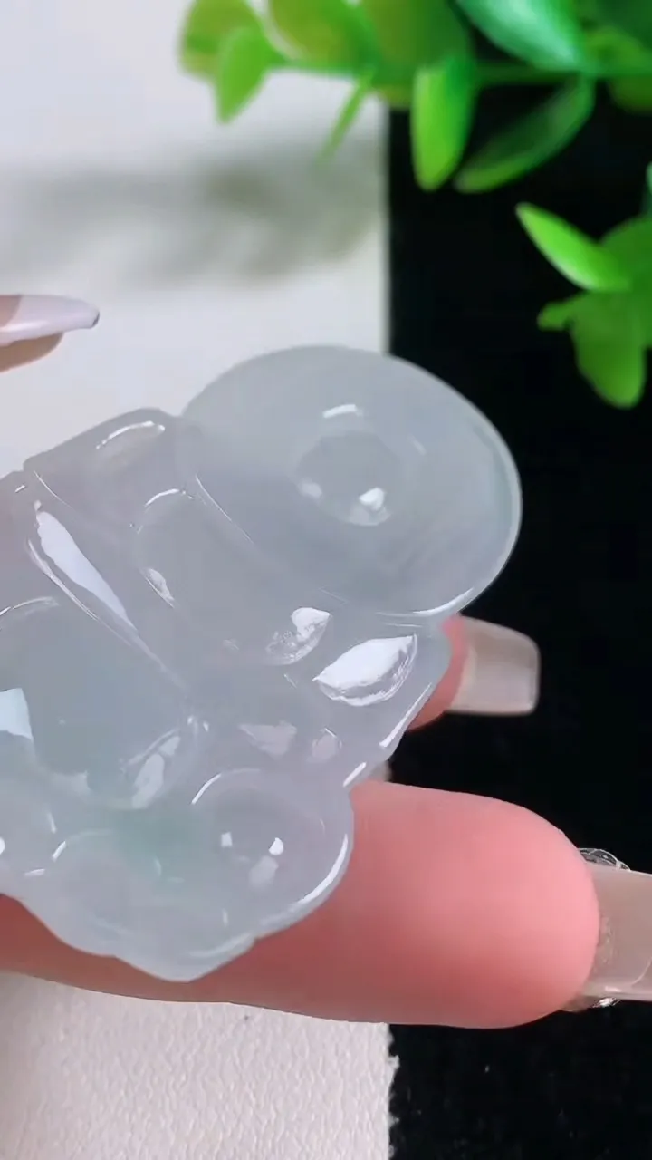 天然A货翡翠冰种飘花观音菩萨吊坠，尺寸55.8-36.3-5.5，重量:18.99g
1月5日