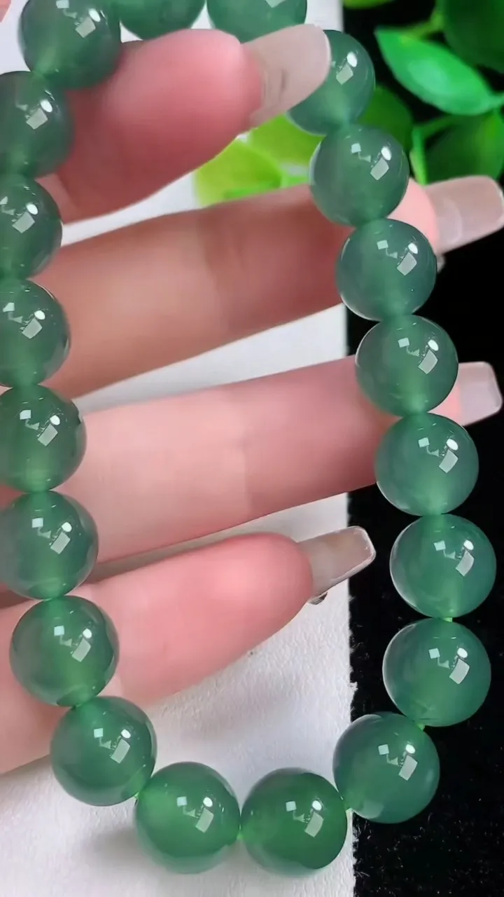 天然A货翡翠圆珠手串，尺寸9.8-20颗，重量:33.13g1月5日
工厂直销收藏佳品,种好水足，色泽均匀，有种有色，上手高大气！