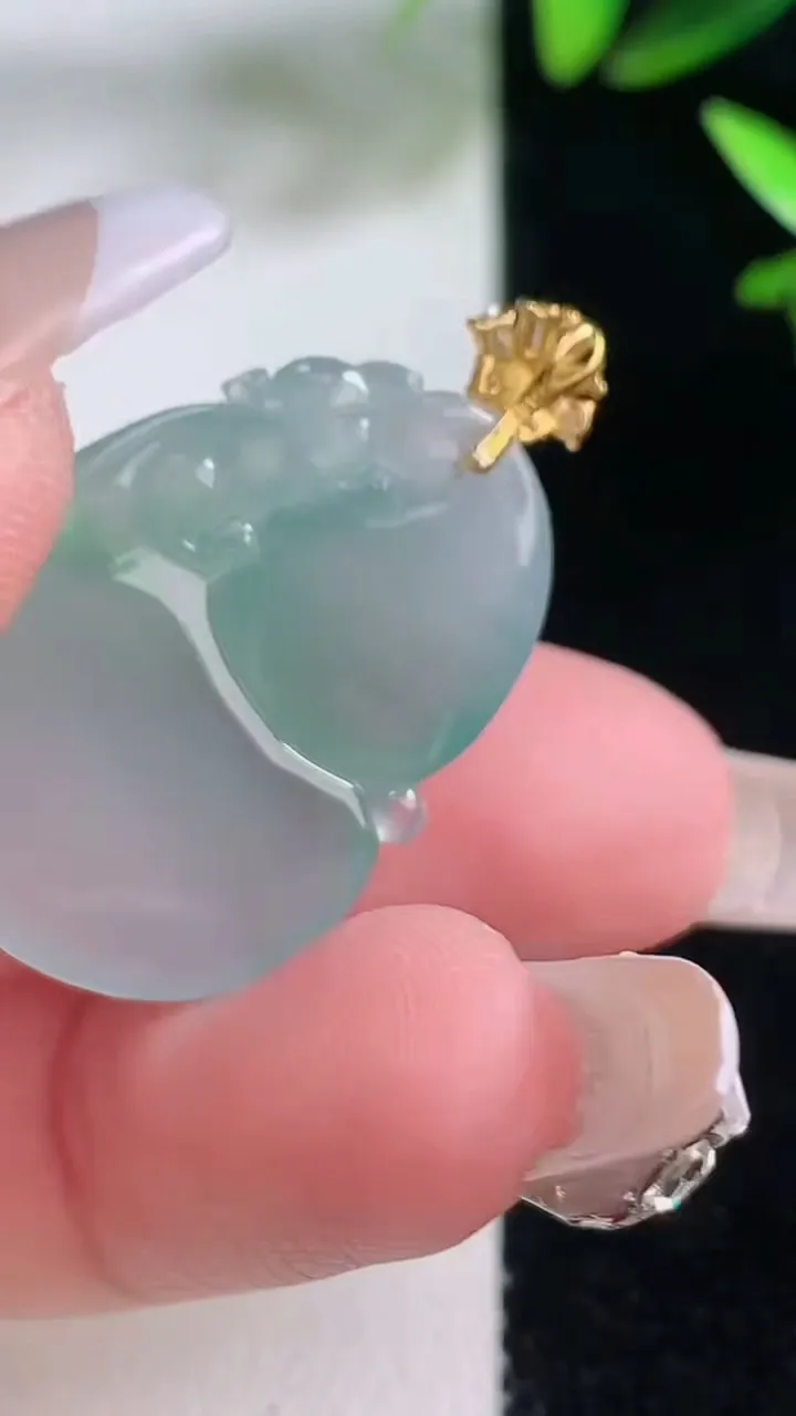 天然A货翡翠葫芦吊坠，尺寸27.3-20.8-5.3，重量:5.99g
1月5日