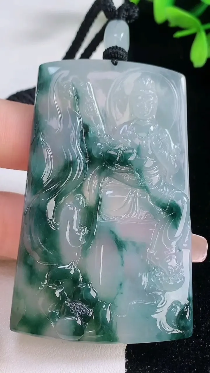 天然A货翡翠种飘花大势至菩萨吊坠，尺寸66.3-41-5.4，重量:39.80g
1月5日