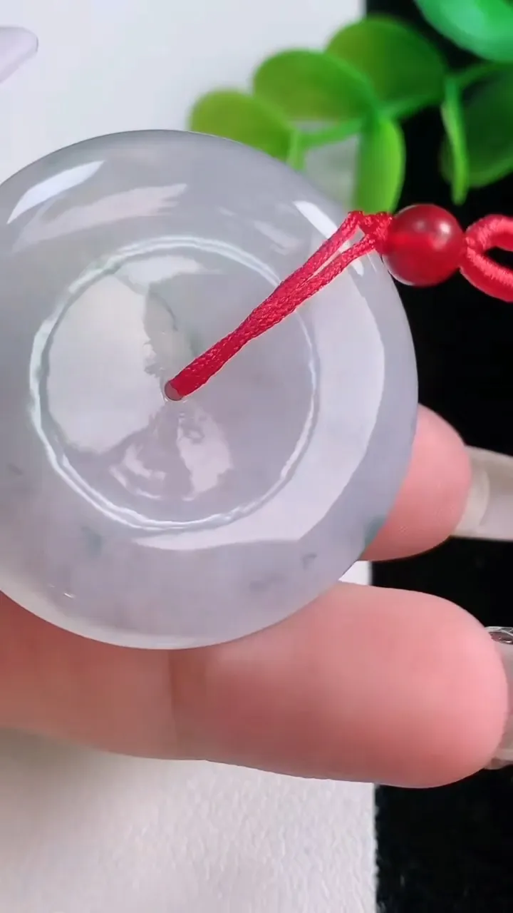 天然A货翡翠冰种飘花平安扣吊坠，尺寸36.7-5.3，重量:16.75g
1月5日