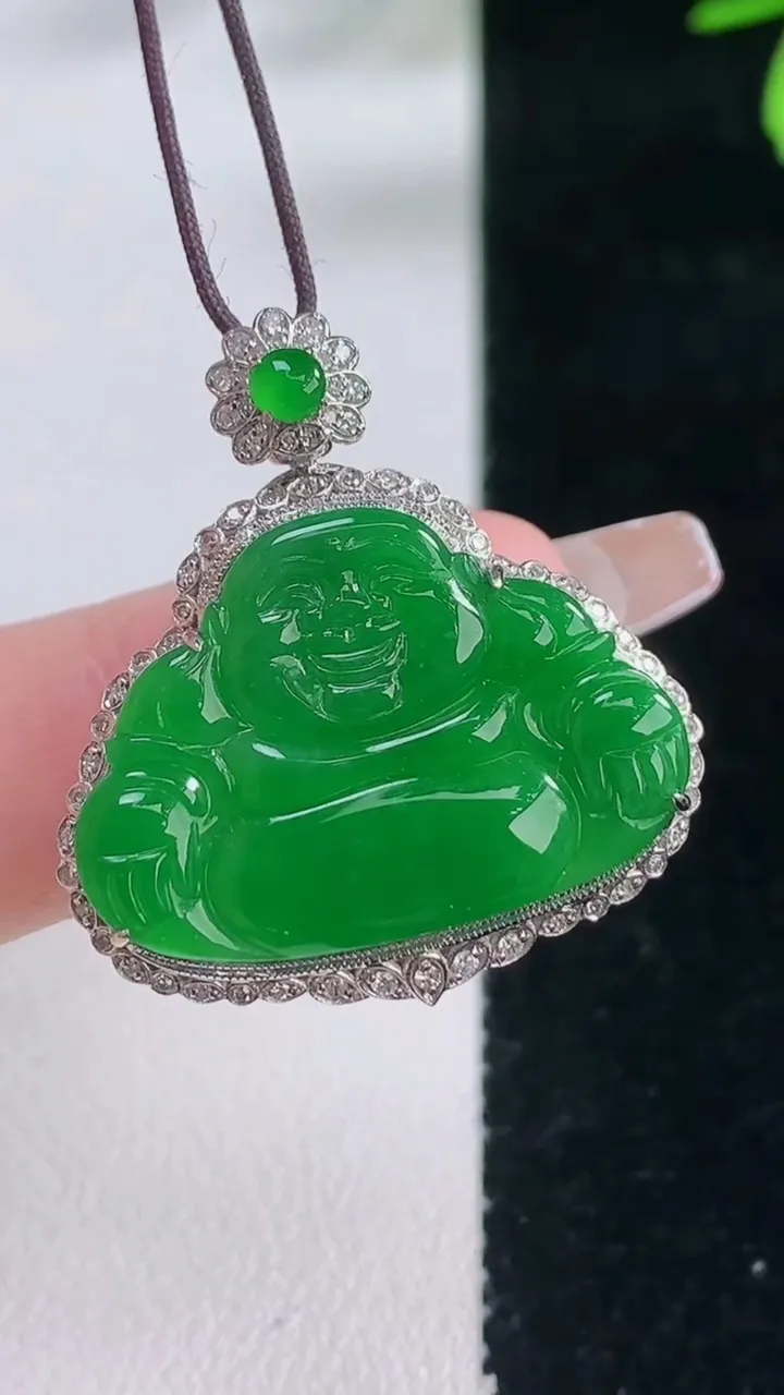 天然A货翡翠佛公吊坠，尺寸30-28-6.6，裸石17-25.5重量:6.89g
1月5日